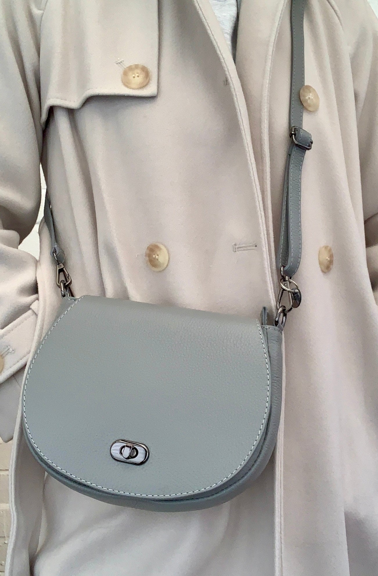 Sac cartable en cuir gris clair