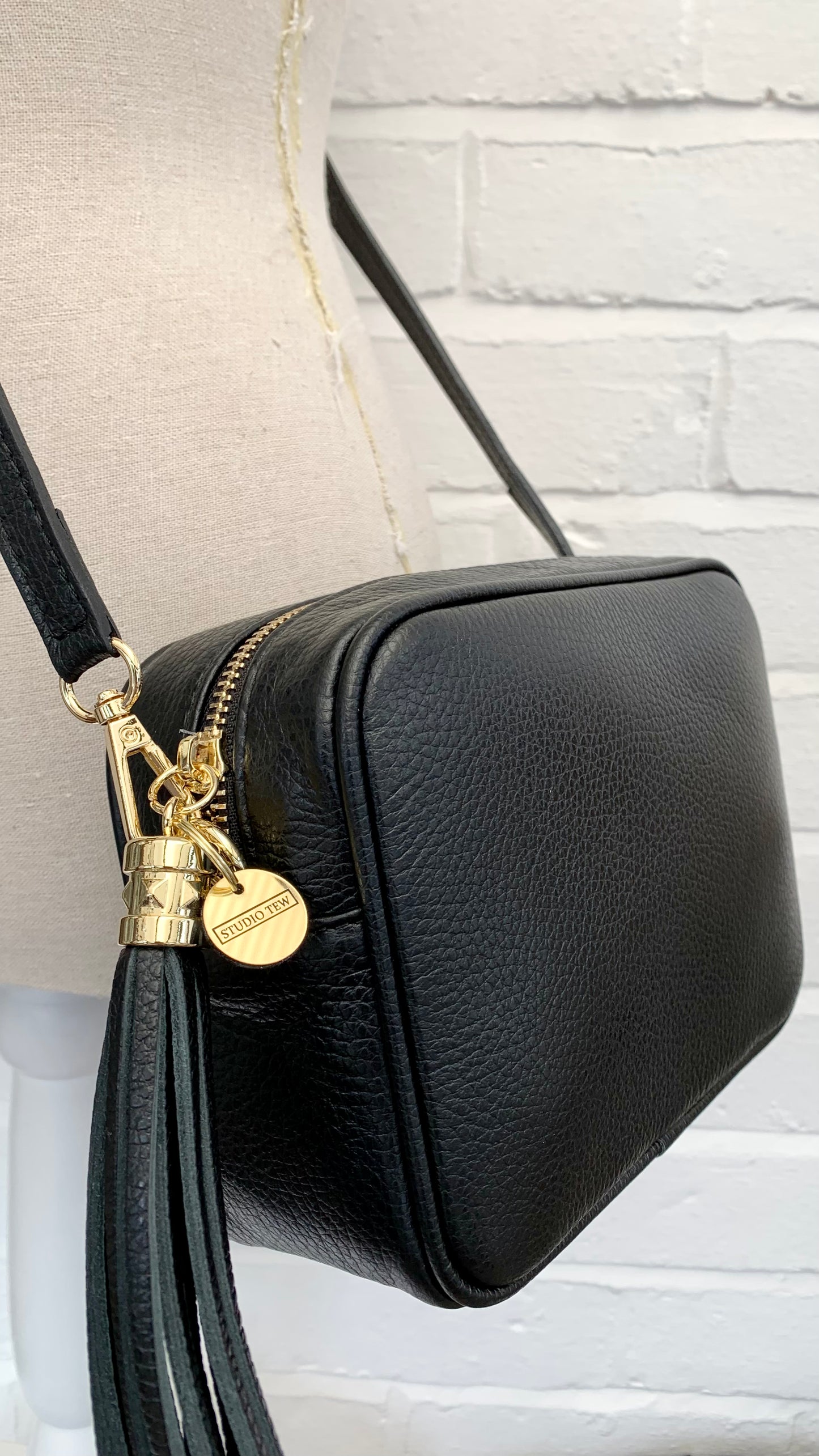 Sac bandoulière en cuir noir avec pompon et sangle - Darcy