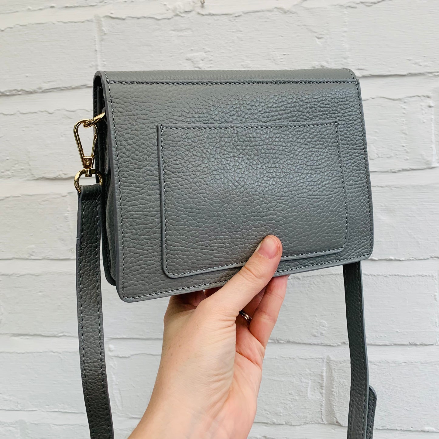 Minimalistische Tasche aus hellgrauem Leder – Zoe