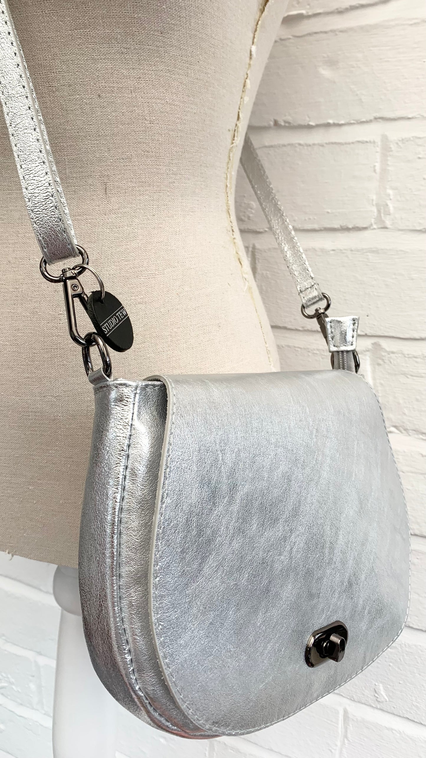 Sac cartable en cuir argenté