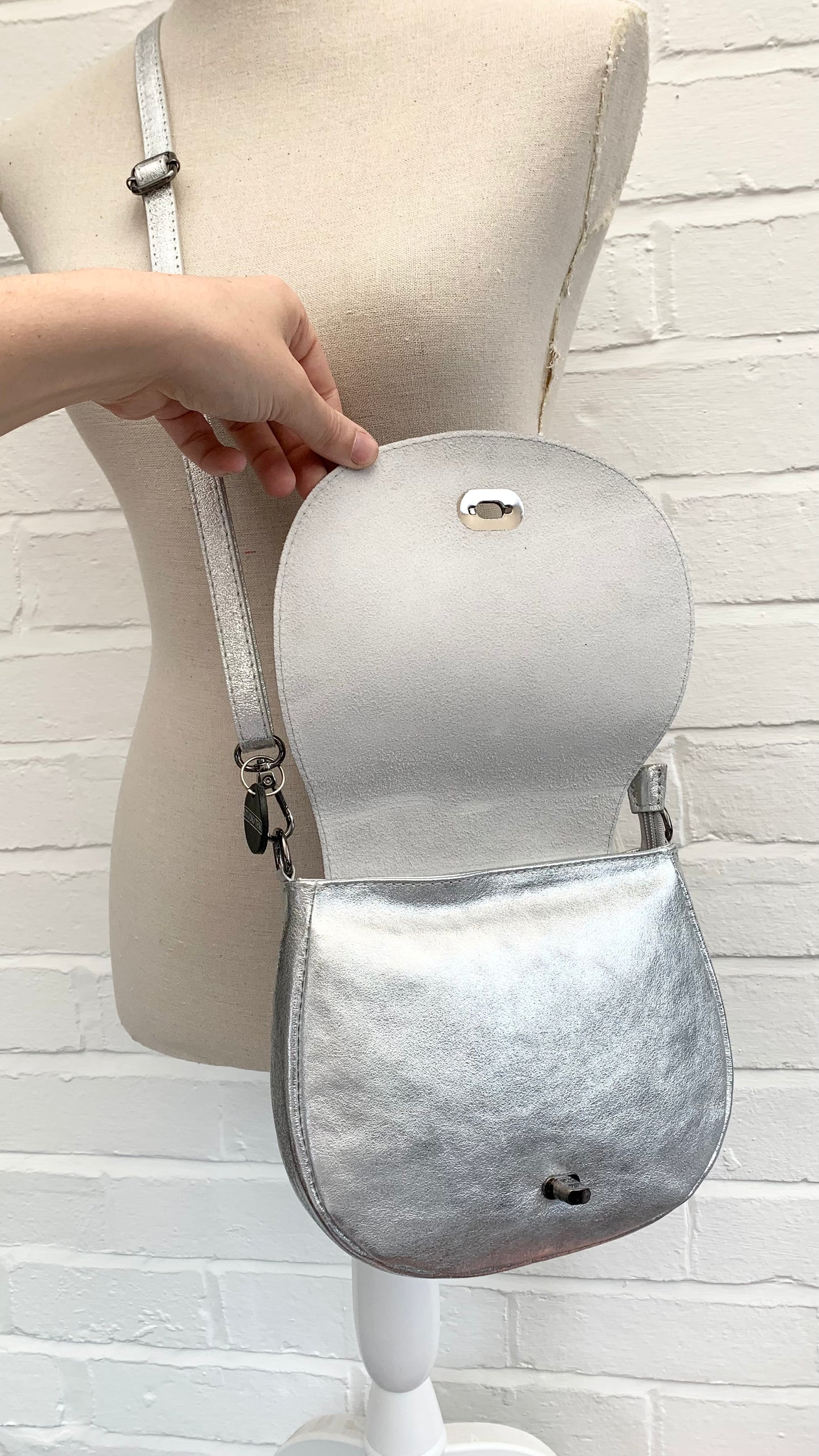 Sac cartable en cuir argenté