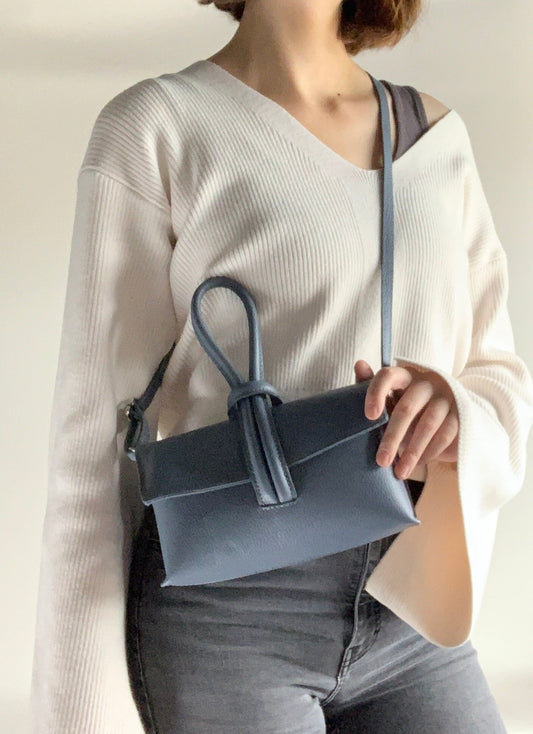 Blaue Ledertasche mit Schlaufengriff – Claris