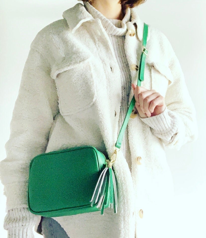 Sac bandoulière en cuir vert avec pompon - Darcy