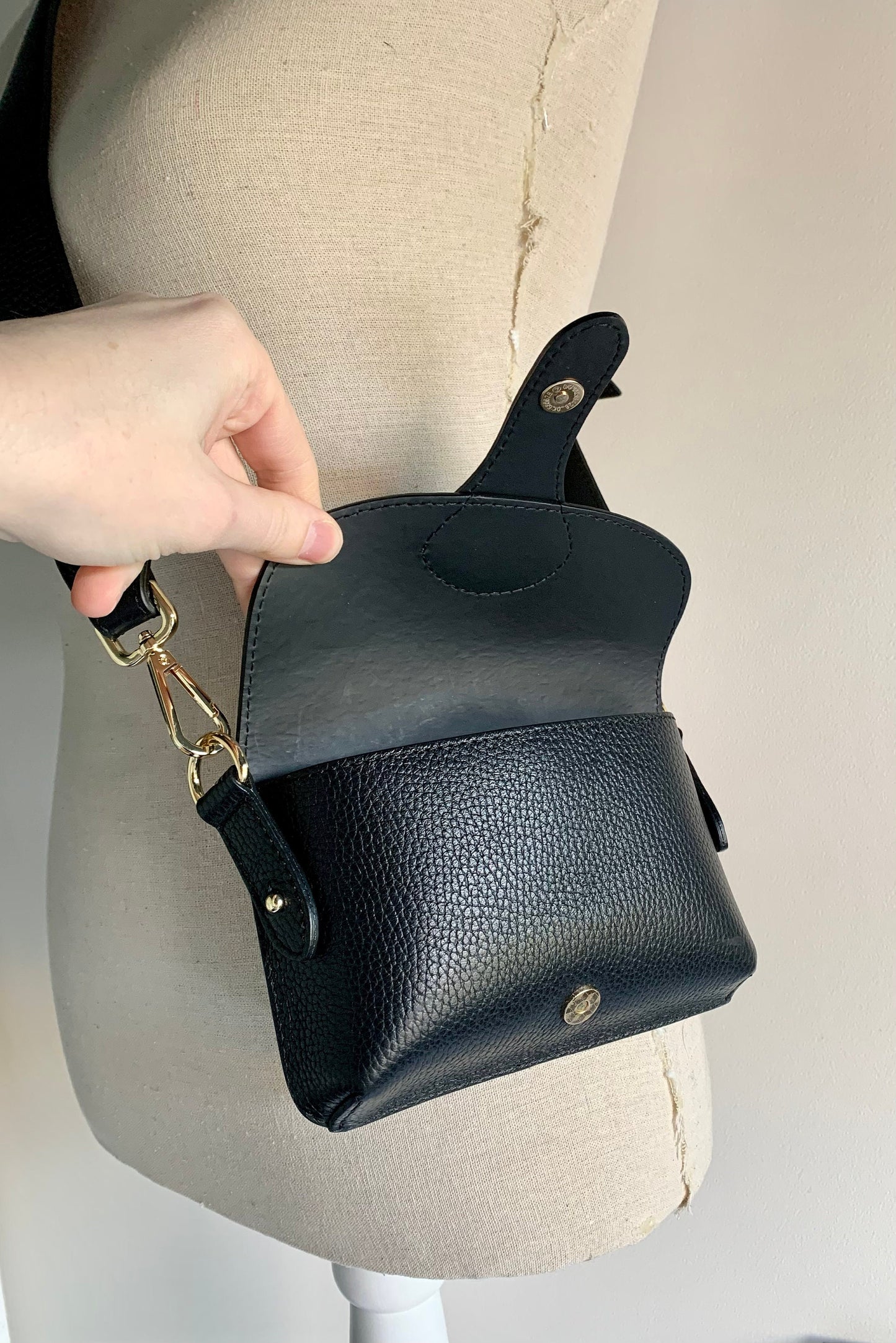 Sac à bandoulière compact en cuir noir - Vogue