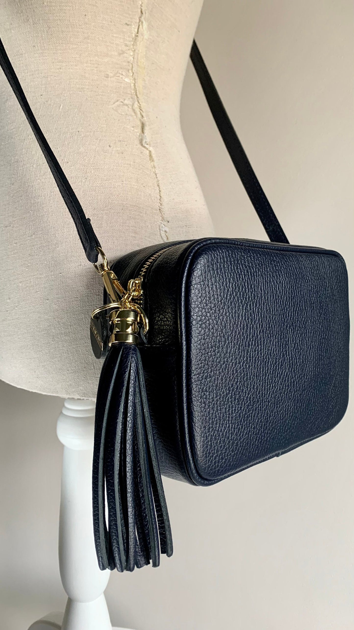 Sac Bandoulière En Cuir Marine Avec Pompon - Darcy