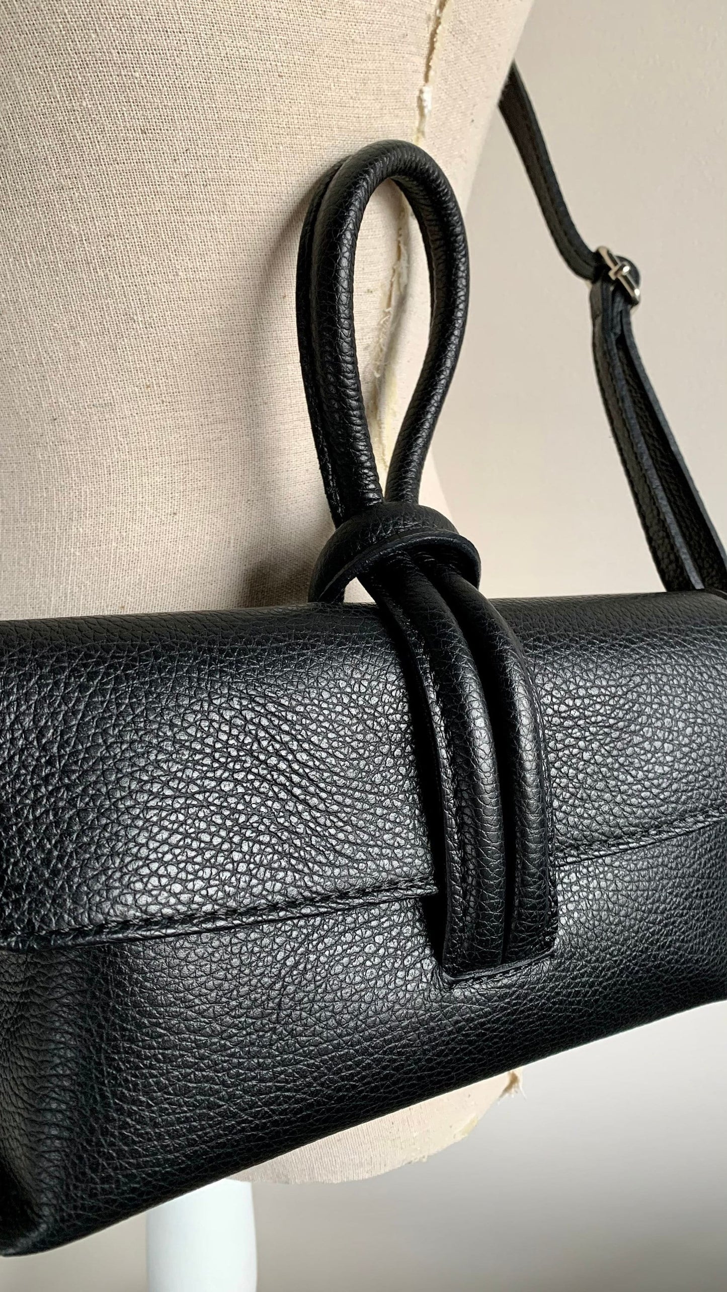 Schwarze Ledertasche mit Schlaufengriff – Claris