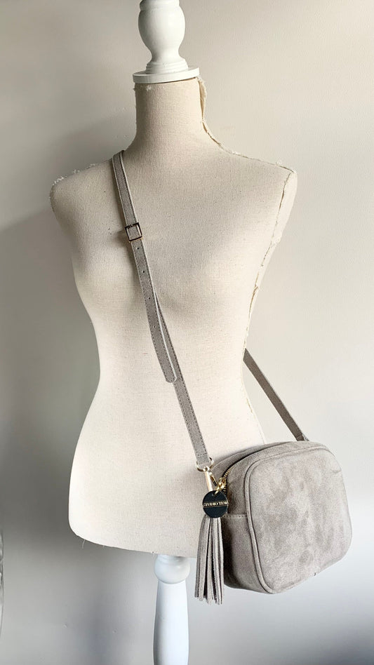 Sac bandoulière en daim gris clair