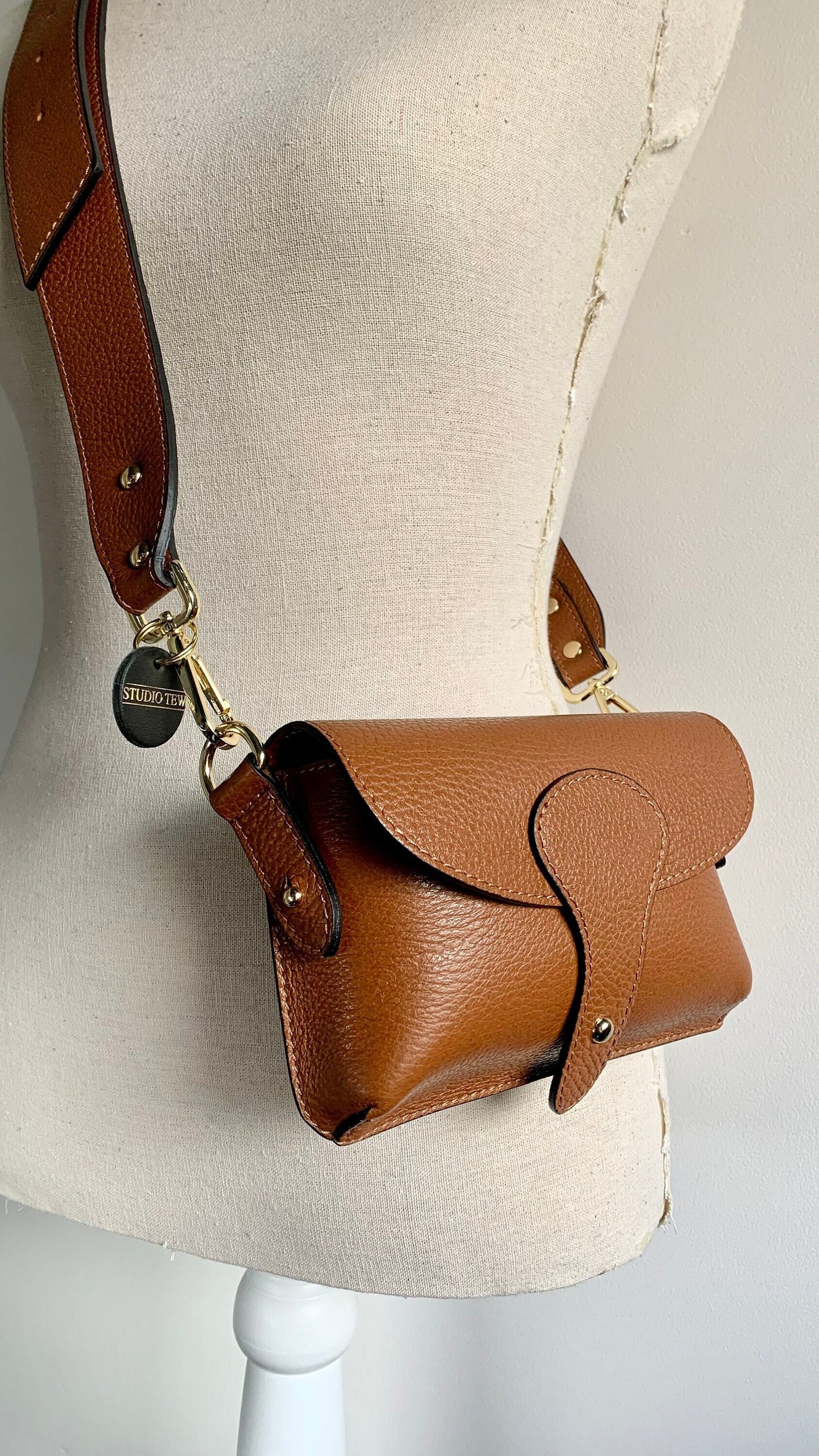 Sac à bandoulière compact en cuir beige - Vogue