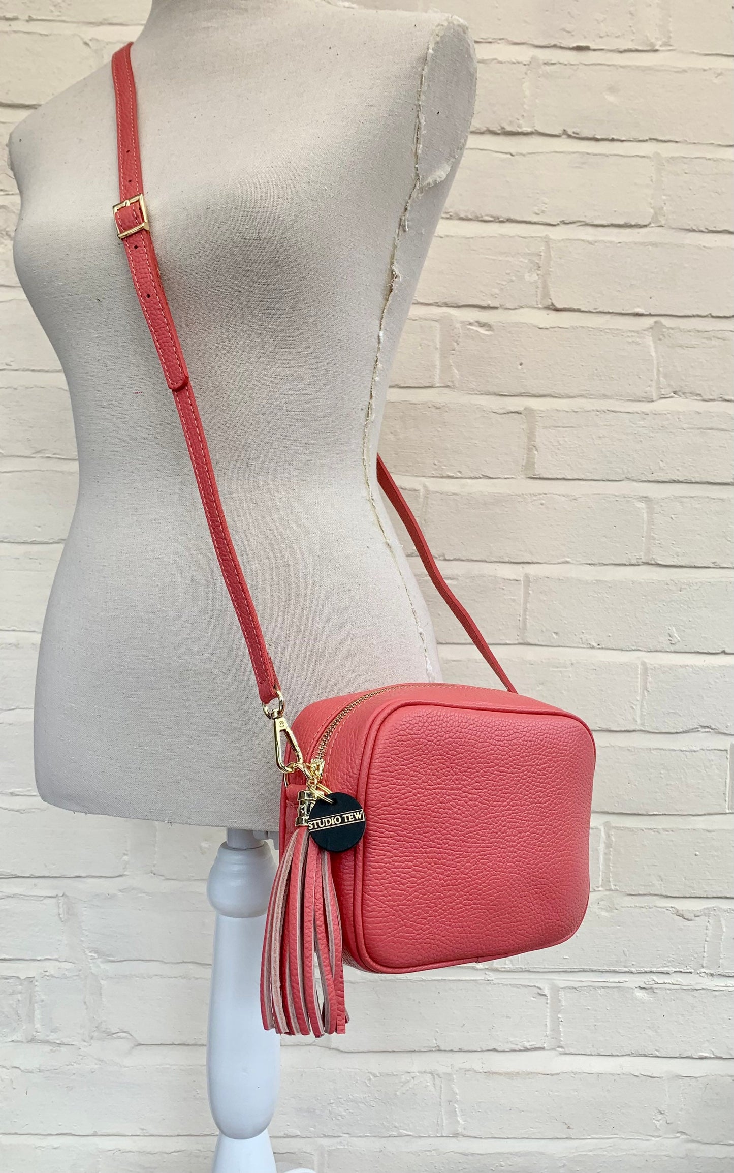 Sac bandoulière en cuir corail avec pompon - Darcy