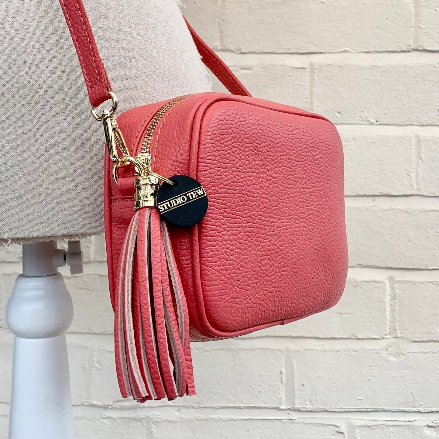 Sac bandoulière en cuir corail avec pompon - Darcy