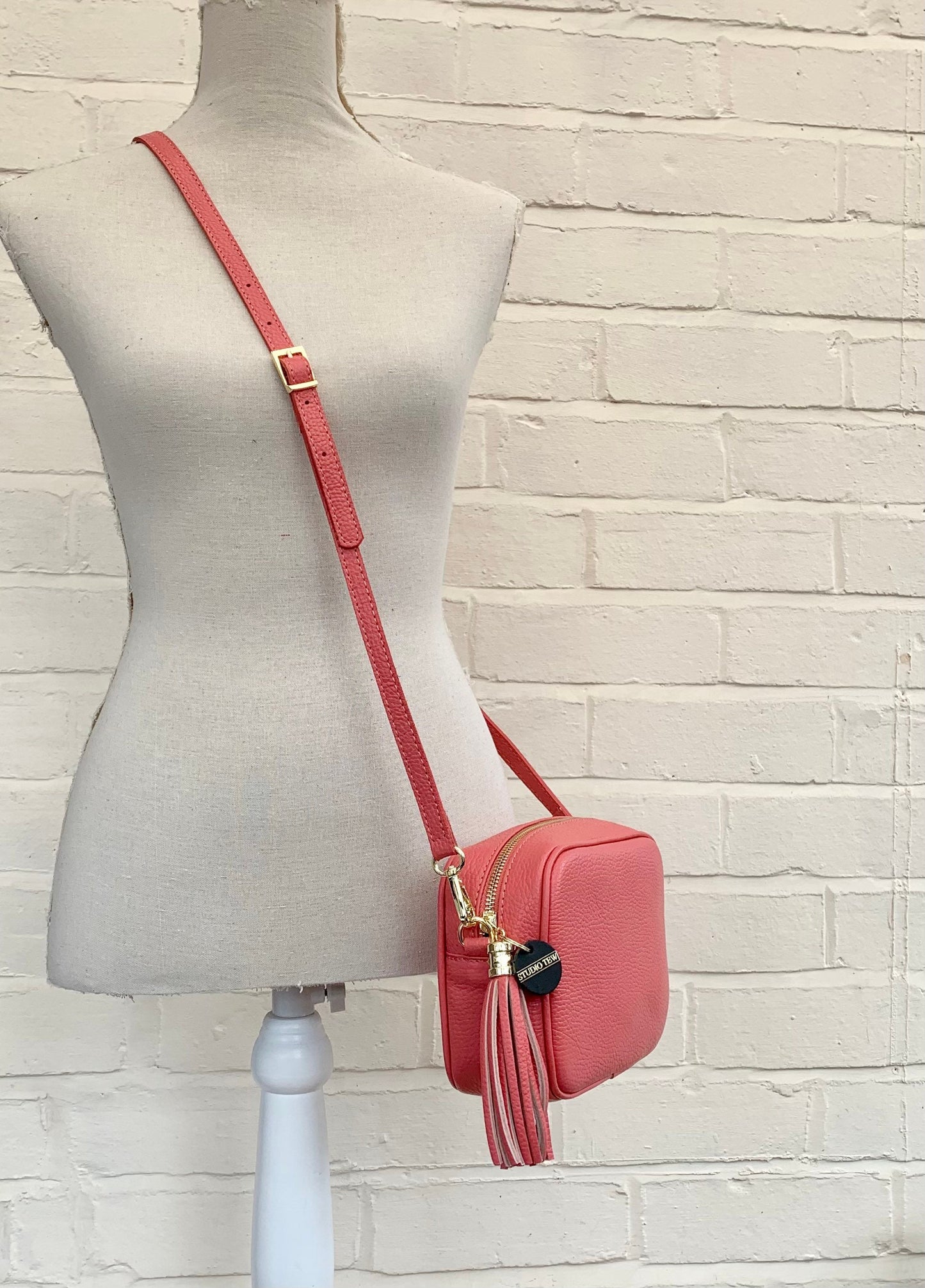 Sac bandoulière en cuir corail avec pompon - Darcy